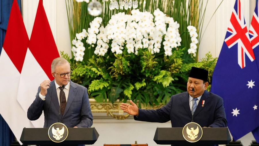 Perdana Menteri Australia Anthony Albanese dan Presiden Indonesia Prabowo Subianto bertemu di Istana Merdeka di Jakarta, Indonesia 15 Mei 2025. (REUTERS/Ajeng Dinar Ulfiana)