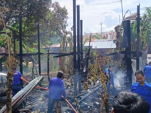 Pria di Pangkep Terobos Kebakaran, Gendong-Selamatkan Ayah yang Lumpuh