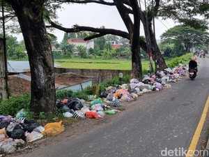 Jorok! Tumpukan Sampah Kotori Jalan di Ring Road Banguntapan Bantul