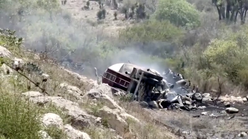 Sebuah truk terbakar usai menabrak beberapa kendaraan di jalan raya yang menghubungkan negara bagian Oaxaca dan Puebla, Meksiko, Rabu (14/5/2025). Sebuah truk terbakar usai menabrak beberapa kendaraan di jalan raya yang menghubungkan negara bagian Oaxaca dan Puebla, Meksiko, Rabu (14/5/2025). (Tangkapan Layar Video Reuters/)