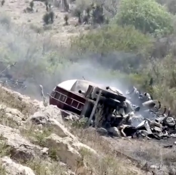 Potret Kecelakan Beruntun Truk Tabrak Bus-Mobil ke Jurang, 21 Tewas