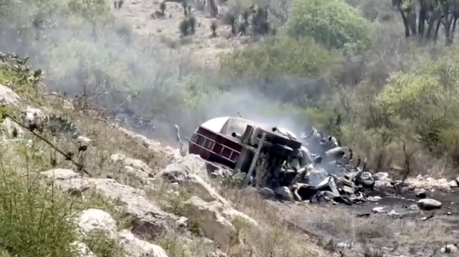 Sebuah truk terbakar usai menabrak beberapa kendaraan di jalan raya yang menghubungkan negara bagian Oaxaca dan Puebla, Meksiko, Rabu (14/5/2025). Sebuah truk terbakar usai menabrak beberapa kendaraan di jalan raya yang menghubungkan negara bagian Oaxaca dan Puebla, Meksiko, Rabu (14/5/2025). (Tangkapan Layar Video Reuters/)