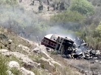 Potret Kecelakan Beruntun Truk Tabrak Bus-Mobil ke Jurang, 21 Tewas