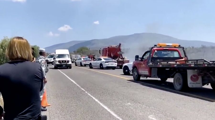 Sebuah truk terbakar usai menabrak beberapa kendaraan di jalan raya yang menghubungkan negara bagian Oaxaca dan Puebla, Meksiko, Rabu (14/5/2025). (Tangkapan Layar Video Reuters/)