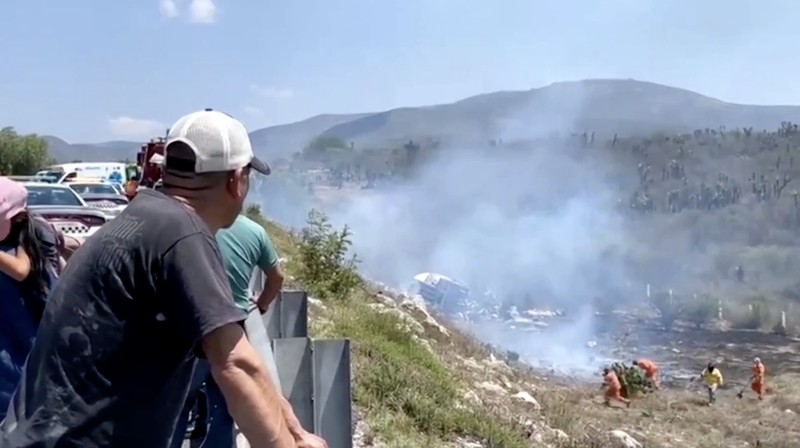 Sebuah truk terbakar usai menabrak beberapa kendaraan di jalan raya yang menghubungkan negara bagian Oaxaca dan Puebla, Meksiko, Rabu (14/5/2025). Sebuah truk terbakar usai menabrak beberapa kendaraan di jalan raya yang menghubungkan negara bagian Oaxaca dan Puebla, Meksiko, Rabu (14/5/2025). (Tangkapan Layar Video Reuters/)