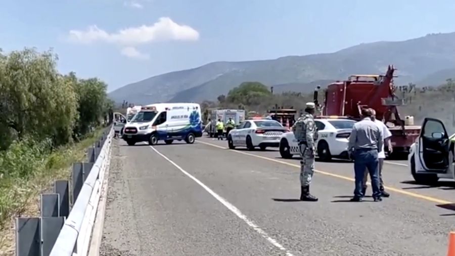 Sebuah truk terbakar usai menabrak beberapa kendaraan di jalan raya yang menghubungkan negara bagian Oaxaca dan Puebla, Meksiko, Rabu (14/5/2025). Sebuah truk terbakar usai menabrak beberapa kendaraan di jalan raya yang menghubungkan negara bagian Oaxaca dan Puebla, Meksiko, Rabu (14/5/2025). (Tangkapan Layar Video Reuters/)