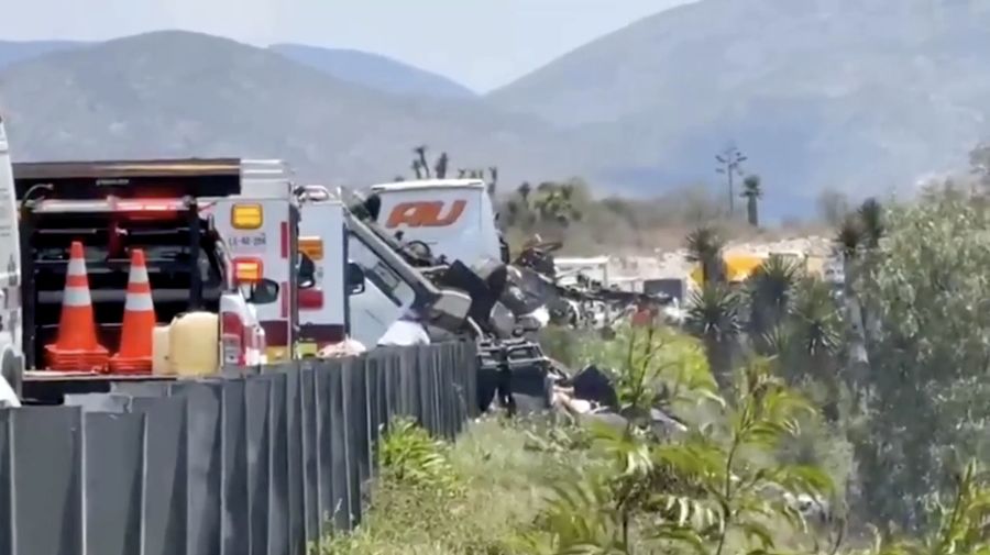 Sebuah truk terbakar usai menabrak beberapa kendaraan di jalan raya yang menghubungkan negara bagian Oaxaca dan Puebla, Meksiko, Rabu (14/5/2025). Sebuah truk terbakar usai menabrak beberapa kendaraan di jalan raya yang menghubungkan negara bagian Oaxaca dan Puebla, Meksiko, Rabu (14/5/2025). (Tangkapan Layar Video Reuters/)