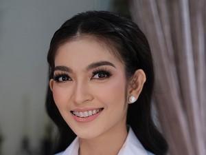 Penampilan Terbaru Selvi Ananda Dengan Behel & Riasan Soft Glam, Memukau!