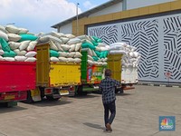 Orang Terkaya RI Jadi Sopir Truk Angkut Beras, Warga Kaget dan Pingsan