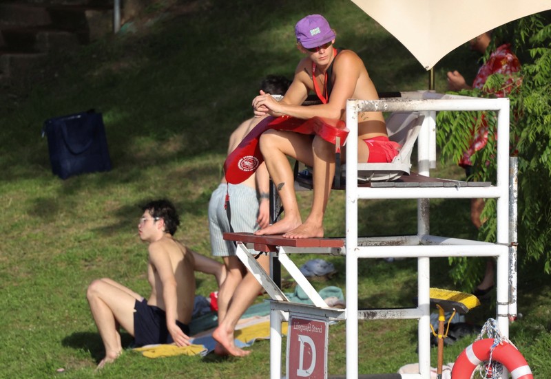 Seorang pria menyelam ke air dari papan loncat di Barton Springs, di tengah gelombang panas, di Austin, Texas, AS, 14 Mei 2025. Seorang pria menyelam ke air dari papan loncat di Barton Springs, di tengah gelombang panas, di Austin, Texas, AS, 14 Mei 2025. (REUTERS/Evan Garcia)