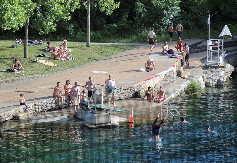 Seorang pria menyelam ke air dari papan loncat di Barton Springs, di tengah gelombang panas, di Austin, Texas, AS, 14 Mei 2025. Seorang pria menyelam ke air dari papan loncat di Barton Springs, di tengah gelombang panas, di Austin, Texas, AS, 14 Mei 2025. (REUTERS/Evan Garcia)