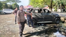 Terios Hitam Terbakar di Parkiran SD Diduga Korsleting Variasi Musik