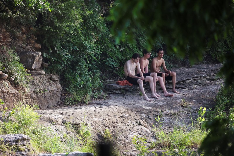 Seorang pria menyelam ke air dari papan loncat di Barton Springs, di tengah gelombang panas, di Austin, Texas, AS, 14 Mei 2025. Seorang pria menyelam ke air dari papan loncat di Barton Springs, di tengah gelombang panas, di Austin, Texas, AS, 14 Mei 2025. (REUTERS/Evan Garcia)