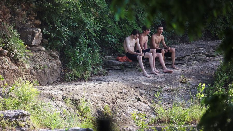 Seorang pria menyelam ke air dari papan loncat di Barton Springs, di tengah gelombang panas, di Austin, Texas, AS, 14 Mei 2025. (REUTERS/Evan Garcia)