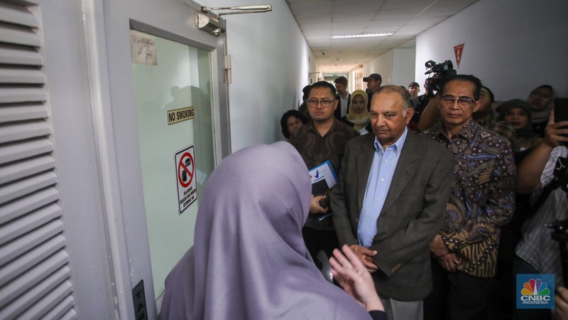 Petugas beraktivitas pada salah satu ruangan Laboratorium di kantor BPOM, Jakarta, Kamis (15/5/2025). Petugas beraktivitas pada salah satu ruangan Laboratorium di kantor BPOM, Jakarta, Kamis (15/5/2025). (CNBC Indonesia/Faisal Rahman)