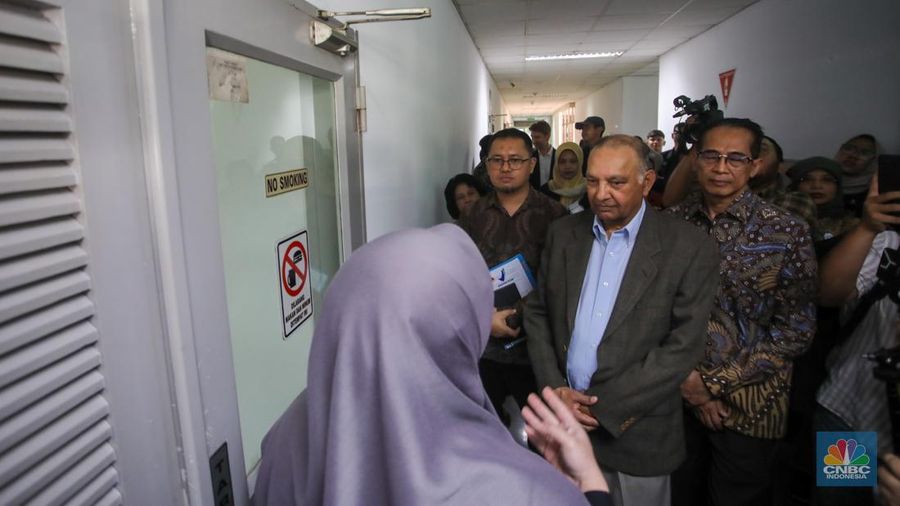 Petugas beraktivitas pada salah satu ruangan Laboratorium di kantor BPOM, Jakarta, Kamis (15/5/2025). (CNBC Indonesia/Faisal Rahman)