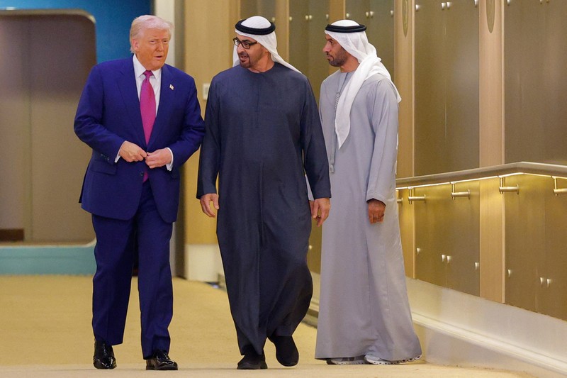 Presiden AS Donald Trump disambut oleh Presiden Uni Emirat Arab Sheikh Mohamed bin Zayed Al Nahyan saat tiba di Bandara Internasional Abu Dhabi, di Abu Dhabi, Uni Emirat Arab, 15 Mei 2025. REUTERS/Brian Snyder
