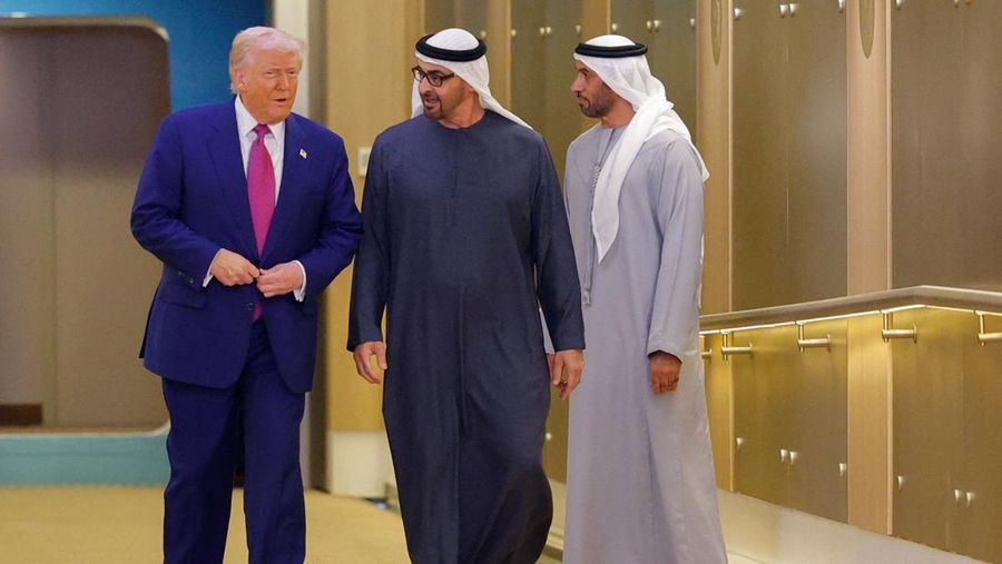 Presiden AS Donald Trump disambut oleh Presiden Uni Emirat Arab Sheikh Mohamed bin Zayed Al Nahyan saat tiba di Bandara Internasional Abu Dhabi, di Abu Dhabi, Uni Emirat Arab, 15 Mei 2025. REUTERS/Brian Snyder