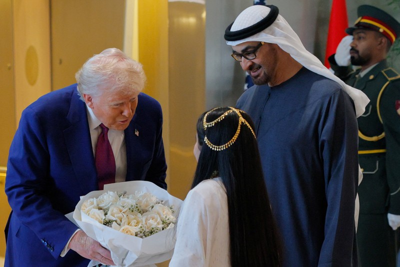 USA-TRUMP/GULF-EMIRATES Presiden AS Donald Trump disambut oleh Presiden Uni Emirat Arab Sheikh Mohamed bin Zayed Al Nahyan saat tiba di Bandara Internasional Abu Dhabi, di Abu Dhabi, Uni Emirat Arab, 15 Mei 2025. REUTERS/Brian Snyder