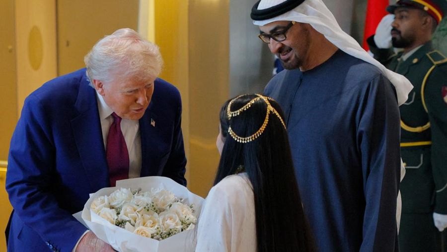 Presiden AS Donald Trump disambut oleh Presiden Uni Emirat Arab Sheikh Mohamed bin Zayed Al Nahyan saat tiba di Bandara Internasional Abu Dhabi, di Abu Dhabi, Uni Emirat Arab, 15 Mei 2025. REUTERS/Brian Snyder