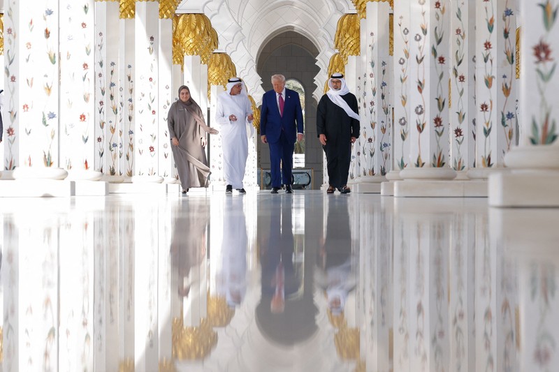 USA-TRUMP/GULF-EMIRATES Presiden AS Donald Trump disambut oleh Presiden Uni Emirat Arab Sheikh Mohamed bin Zayed Al Nahyan saat tiba di Bandara Internasional Abu Dhabi, di Abu Dhabi, Uni Emirat Arab, 15 Mei 2025. REUTERS/Brian Snyder