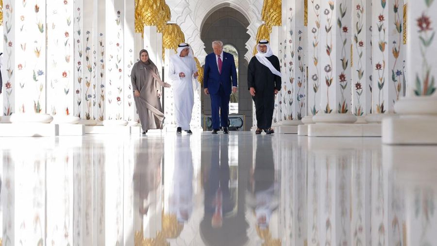 Presiden AS Donald Trump disambut oleh Presiden Uni Emirat Arab Sheikh Mohamed bin Zayed Al Nahyan saat tiba di Bandara Internasional Abu Dhabi, di Abu Dhabi, Uni Emirat Arab, 15 Mei 2025. REUTERS/Brian Snyder