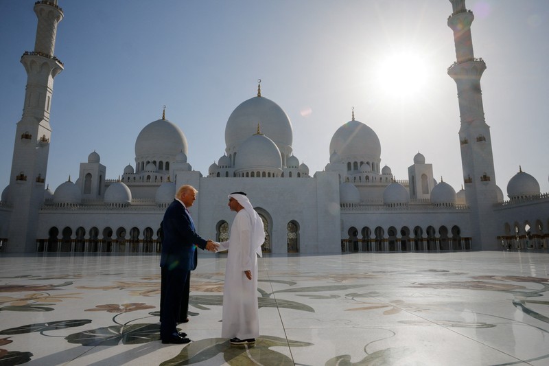 Presiden AS Donald Trump disambut oleh Presiden Uni Emirat Arab Sheikh Mohamed bin Zayed Al Nahyan saat tiba di Bandara Internasional Abu Dhabi, di Abu Dhabi, Uni Emirat Arab, 15 Mei 2025. REUTERS/Brian Snyder