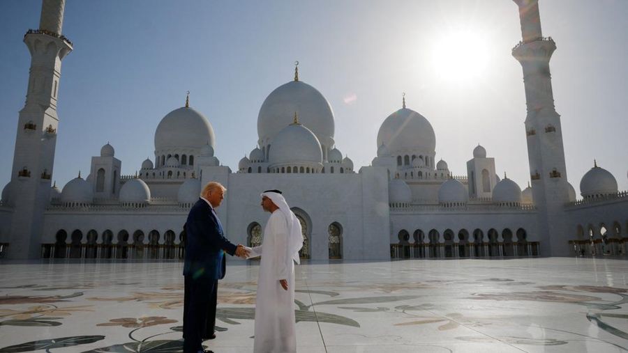 Presiden AS Donald Trump disambut oleh Presiden Uni Emirat Arab Sheikh Mohamed bin Zayed Al Nahyan saat tiba di Bandara Internasional Abu Dhabi, di Abu Dhabi, Uni Emirat Arab, 15 Mei 2025. REUTERS/Brian Snyder