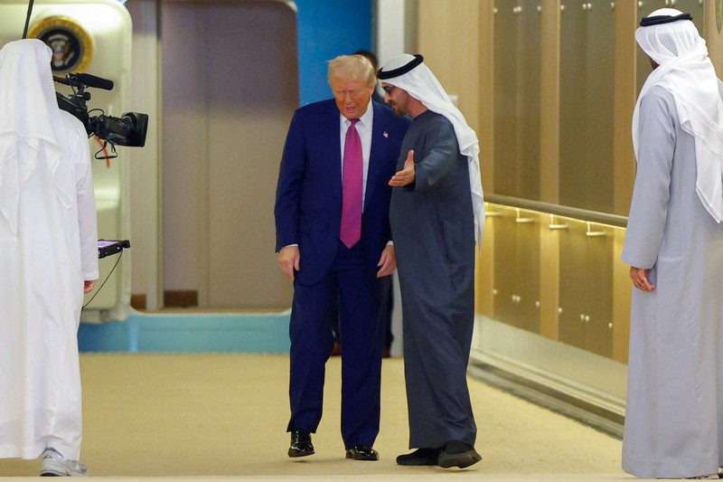 USA-TRUMP/GULF-EMIRATES Presiden AS Donald Trump disambut oleh Presiden Uni Emirat Arab Sheikh Mohamed bin Zayed Al Nahyan saat tiba di Bandara Internasional Abu Dhabi, di Abu Dhabi, Uni Emirat Arab, 15 Mei 2025. REUTERS/Brian Snyder