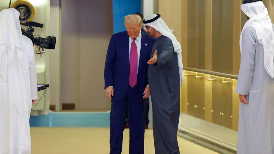 Presiden AS Donald Trump disambut oleh Presiden Uni Emirat Arab Sheikh Mohamed bin Zayed Al Nahyan saat tiba di Bandara Internasional Abu Dhabi, di Abu Dhabi, Uni Emirat Arab, 15 Mei 2025. REUTERS/Brian Snyder