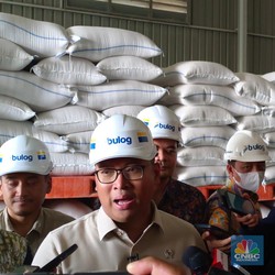 Wamentan Inspeksi Gudang Penggiling Padi Bulog di Karawang, Ada Apa?