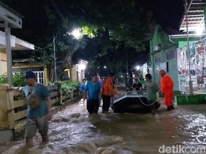 Banjir Rendam Majalengka, Warga Dievakuasi Pakai Perahu Karet