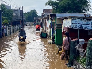 Luapan Sungai Cisunggalah Rendam Pemukiman Warga Panyadap Bandung