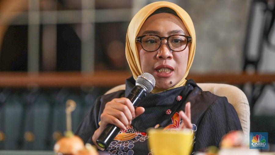 Direktur Jenderal Energi Baru Terbarukan dan Konservasi Energi Kementerian ESDM RI, Eniya Listiani Dewi menyampaikan paparan dalam Coffee Morning CNBC Indonesia di Jakarta, Jumat (16/5/2025). (CNBC Indonesia/Tri Susilo)