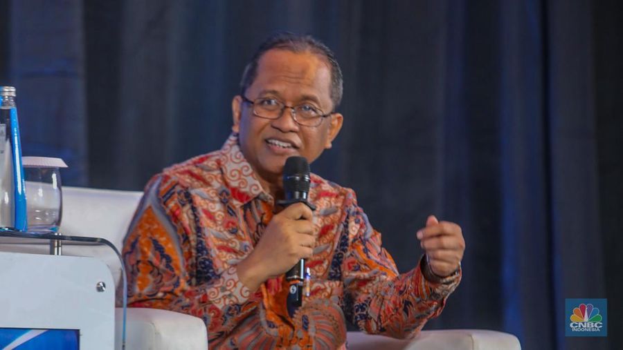 Direktur Pengaturan dan Standar Akuntansi Pasar Modal OJK, Halim Haryono menyampaikan paparan dalam CNBC Indonesia Investment Forum 2025 di Jakarta, Jumat (16/5/2025). (CNBC Indonesia/Faisal Rahman)