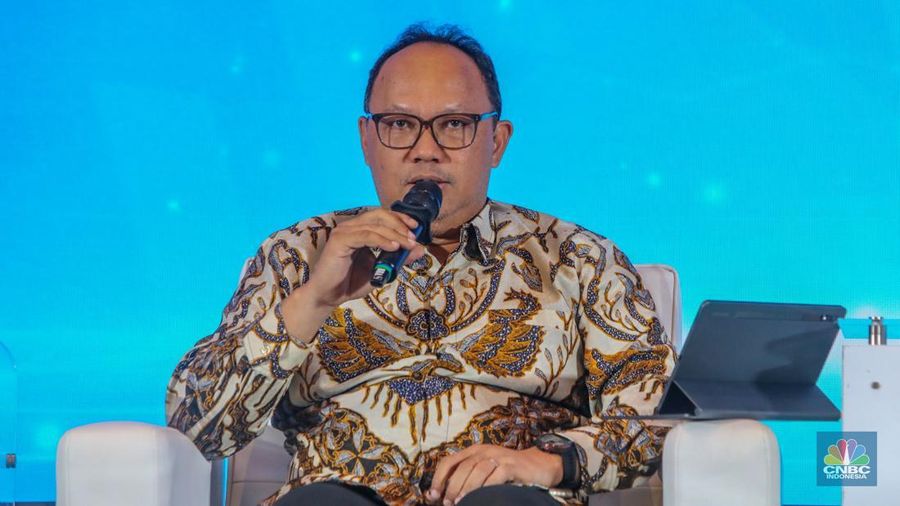 Direktur Perdagangan & Pengaturan Anggota Bursa PT Bursa Efek Indonesia, Irvan Susandy menyampaikan paparan dalam CNBC Indonesia Investment Forum 2025 di Jakarta, Jumat (16/5/2025). (CNBC Indonesia/Faisal Rahman)