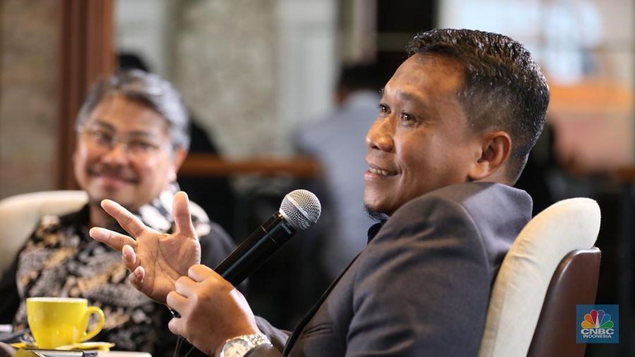 Direktur Utama PT Sinergi Gula Nusantara, Mahmudi menyampaikan paparan dalam Coffee Morning CNBC Indonesia di Jakarta, Jumat (16/5/2025). (CNBC Indonesia/Tri Susilo)