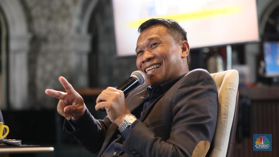 Direktur Utama PT Sinergi Gula Nusantara, Mahmudi menyampaikan paparan dalam Coffee Morning CNBC Indonesia di Jakarta, Jumat (16/5/2025). (CNBC Indonesia/Tri Susilo)