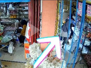 Viral Emak-emak Terekam CCTV Curi Beras-LPG di Pasar Paron Ngawi