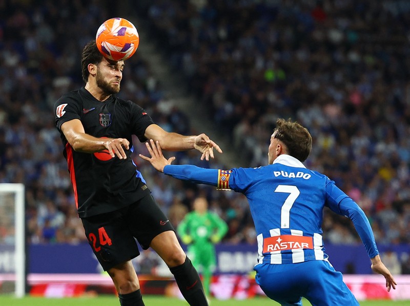 Para pemain FC Barcelona Inaki Pena, Dani Olmo, Andreas Christensen, Gerard Martin, dan Gavi merayakan kemenangan tim setelah memastikan gelar juara LaLiga usai mengalahkan Espanyol di Stadion RCDE, Cornella de Llobregat, Spanyol, Kamis (15/5/2025). (REUTERS/Albert Gea)