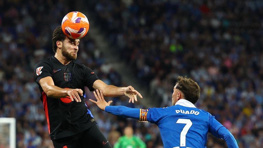 Para pemain FC Barcelona Inaki Pena, Dani Olmo, Andreas Christensen, Gerard Martin, dan Gavi merayakan kemenangan tim setelah memastikan gelar juara LaLiga usai mengalahkan Espanyol di Stadion RCDE, Cornella de Llobregat, Spanyol, Kamis (15/5/2025). Para pemain FC Barcelona Inaki Pena, Dani Olmo, Andreas Christensen, Gerard Martin, dan Gavi merayakan kemenangan tim setelah memastikan gelar juara LaLiga usai mengalahkan Espanyol di Stadion RCDE, Cornella de Llobregat, Spanyol, Kamis (15/5/2025). (REUTERS/Albert Gea)