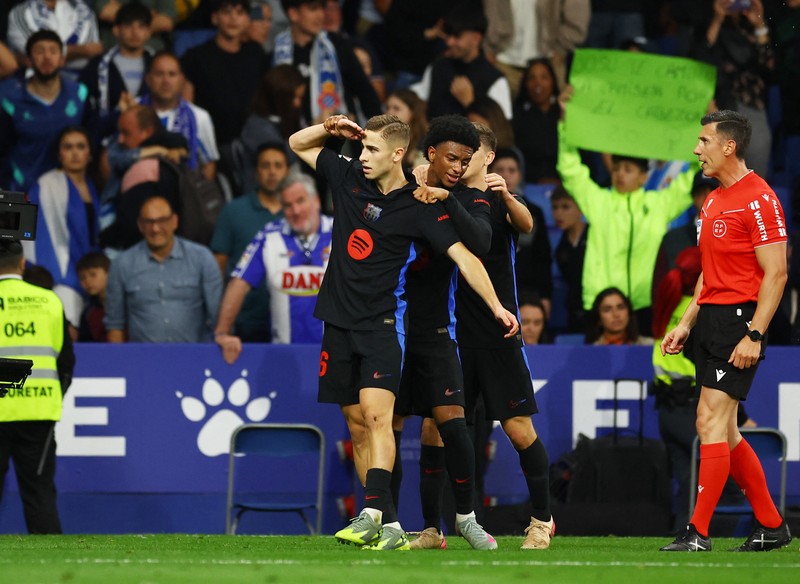 Para pemain FC Barcelona Inaki Pena, Dani Olmo, Andreas Christensen, Gerard Martin, dan Gavi merayakan kemenangan tim setelah memastikan gelar juara LaLiga usai mengalahkan Espanyol di Stadion RCDE, Cornella de Llobregat, Spanyol, Kamis (15/5/2025). (REUTERS/Albert Gea)