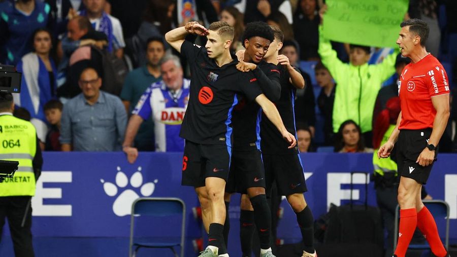 Para pemain FC Barcelona Inaki Pena, Dani Olmo, Andreas Christensen, Gerard Martin, dan Gavi merayakan kemenangan tim setelah memastikan gelar juara LaLiga usai mengalahkan Espanyol di Stadion RCDE, Cornella de Llobregat, Spanyol, Kamis (15/5/2025). Para pemain FC Barcelona Inaki Pena, Dani Olmo, Andreas Christensen, Gerard Martin, dan Gavi merayakan kemenangan tim setelah memastikan gelar juara LaLiga usai mengalahkan Espanyol di Stadion RCDE, Cornella de Llobregat, Spanyol, Kamis (15/5/2025). (REUTERS/Albert Gea)