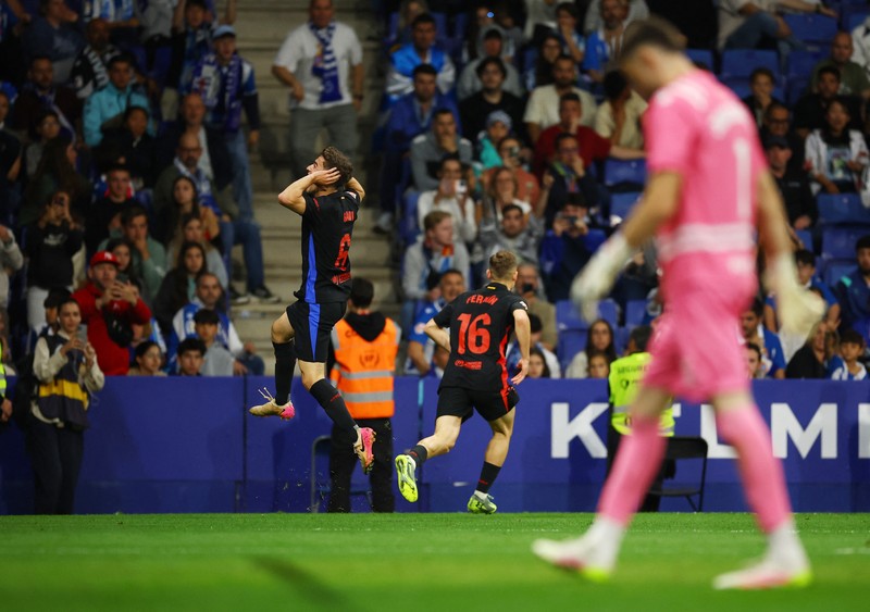 Para pemain FC Barcelona Inaki Pena, Dani Olmo, Andreas Christensen, Gerard Martin, dan Gavi merayakan kemenangan tim setelah memastikan gelar juara LaLiga usai mengalahkan Espanyol di Stadion RCDE, Cornella de Llobregat, Spanyol, Kamis (15/5/2025). (REUTERS/Albert Gea)