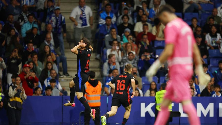 Para pemain FC Barcelona Inaki Pena, Dani Olmo, Andreas Christensen, Gerard Martin, dan Gavi merayakan kemenangan tim setelah memastikan gelar juara LaLiga usai mengalahkan Espanyol di Stadion RCDE, Cornella de Llobregat, Spanyol, Kamis (15/5/2025). Para pemain FC Barcelona Inaki Pena, Dani Olmo, Andreas Christensen, Gerard Martin, dan Gavi merayakan kemenangan tim setelah memastikan gelar juara LaLiga usai mengalahkan Espanyol di Stadion RCDE, Cornella de Llobregat, Spanyol, Kamis (15/5/2025). (REUTERS/Albert Gea)