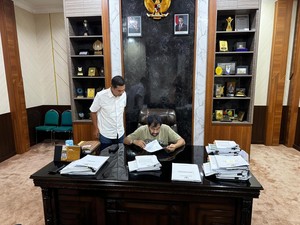 Mualem Bertugas Lagi Usai Cek Kesehatan, Teken Dokumen hingga Larut Malam