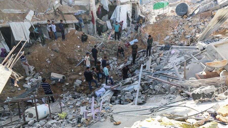 Palestinians inspect the site of an Israeli strike on a house, in Jabalia, in the northern Gaza Strip, May 16, 2025. REUTERS/Mahmoud Issa