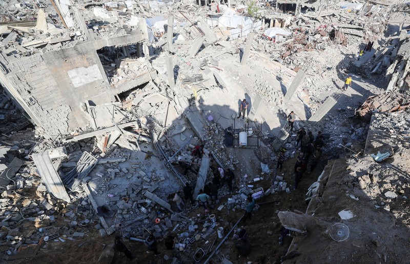 ISRAEL-PALESTINIANS/GAZA Palestinians inspect the site of an Israeli strike on a house, in Jabalia, in the northern Gaza Strip, May 16, 2025. REUTERS/Mahmoud Issa