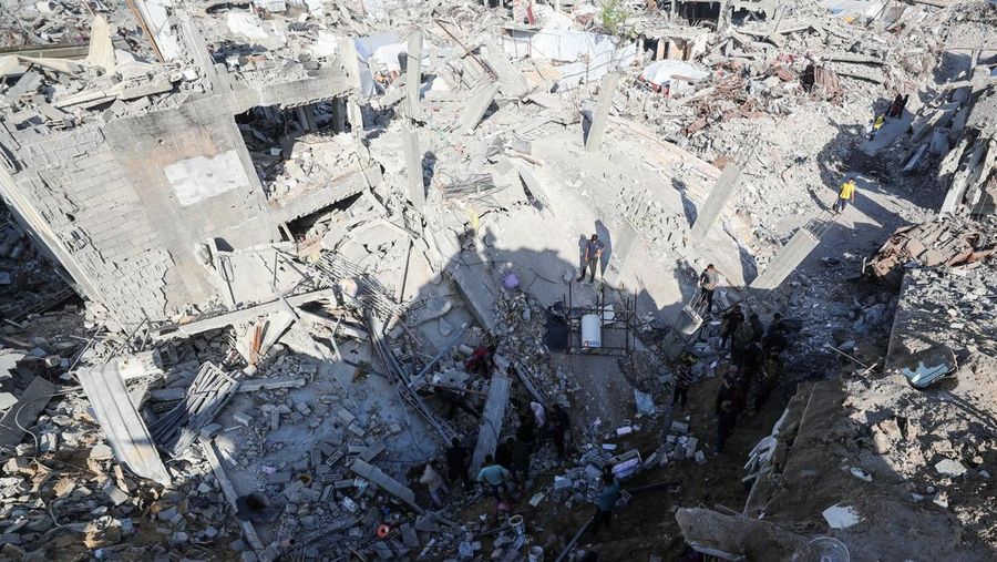 ISRAEL-PALESTINIANS/GAZA Palestinians inspect the site of an Israeli strike on a house, in Jabalia, in the northern Gaza Strip, May 16, 2025. REUTERS/Mahmoud Issa