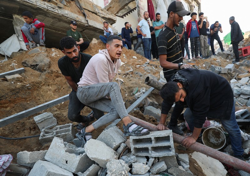 ISRAEL-PALESTINIANS/GAZA Palestinians inspect the site of an Israeli strike on a house, in Jabalia, in the northern Gaza Strip, May 16, 2025. REUTERS/Mahmoud Issa